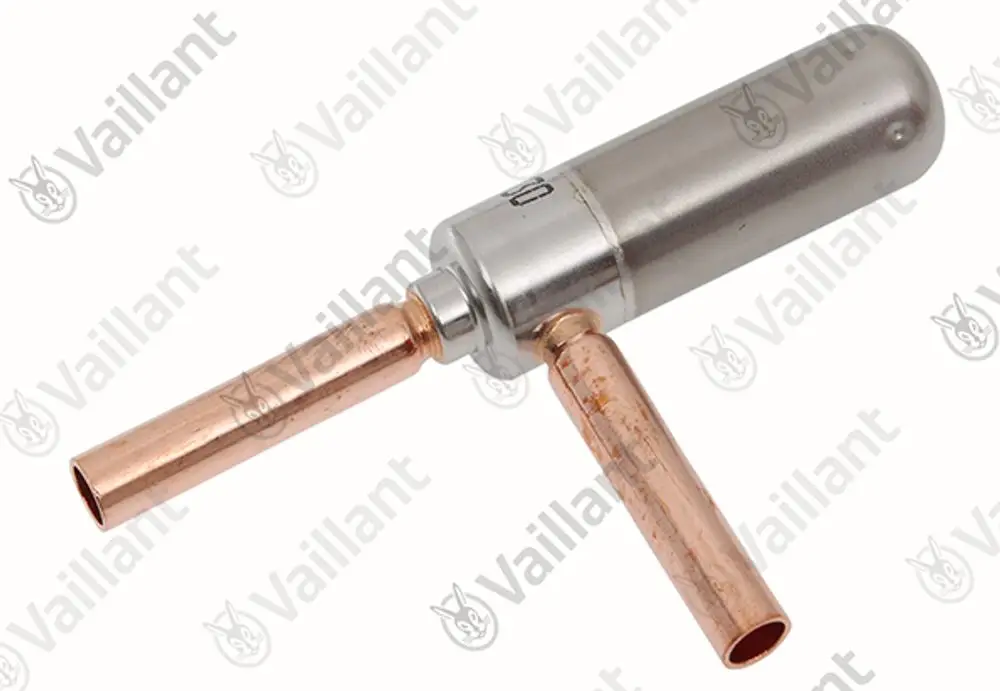 Vaillant Expansionsventil mit einem Gehäuse aus Metall und zwei Kupferrohren, eines davon kürzer. Das Produkt hat eine klare Bauform und technische Anschlussstellen.
